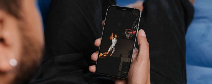 Header-Grafik - Mockup mit Basketballspielerin auf Smartphone - Symboldbild Medienorchestrierung digitaler Kurzformate